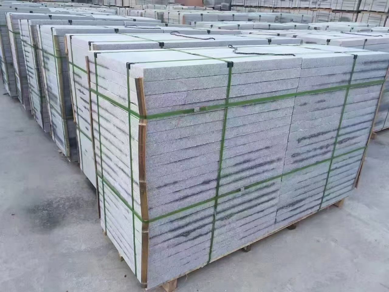 芝麻灰石材火燒板地面鋪石報(bào)價(jià)(圖3)